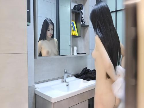 Satpam mesum itu memperkosa gadis itu saat dia sedang mandi