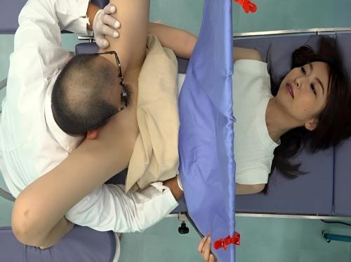 Dokter mesum suka menghisap vagina pasien wanita